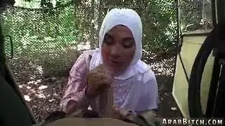 محجبة تأخذه في السيارة: تقفيش قوي واستعراض تعرية مثير