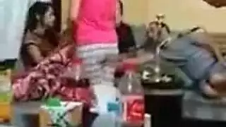 وجهة النظر: مغربيات مثيرات تخلعن ملابسهن وتركبن قضيب رجل خليجي ناضج