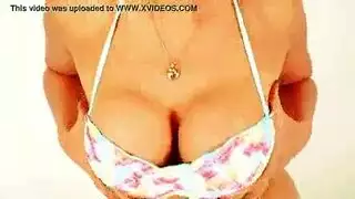 فتاة صغيرة تتباهى بتقاطيع جسمها ثم تُنك بعنف وعمق