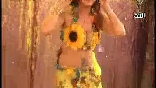 شريط جنس في الخيمة: أمير عربي ورقصة بطن في علاقة جنسية جماعية علنية