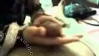 محجبة ممتلئة تأخذ زباً غليظاً في فمها ثم في كسها