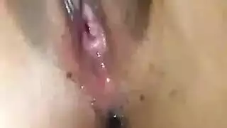 عاهرة مصرية تصور نفسها وهي تستمني حتى تصل لذروة قوية