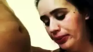 فتاة عربية يافعة تأخذ سائل الرجل المسن في حلقها