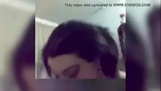 يقذف في كسها وينيكها بسخونة في السرير