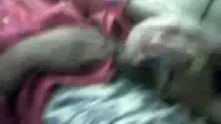 فعل حلقي عميق مع قضيبين وبلع المني