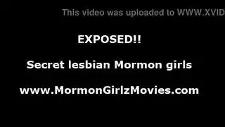 فتيات الكلية الصغيرات في فعل سحاقي صريح