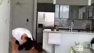 شقراء ممتلئة الجسم تُصور وهي تأخذ قضيبًا صلبًا في مشهد إباحي