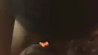 الأب يمد نسله المجعد بخشونة