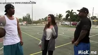 ميا خليفة تتعرض للدخول المزدوج: نيك قوي في الفم والكس