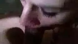 فتاة ممتلئة تبلع قضيبًا وحشيًا