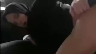 لقاء إكس إكس إكس صريح لأخت محجبة