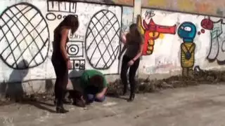 فرج متحرك يُدق بخيار ضخم