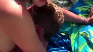 عاهرة ناضجة تركب قضيب الشاب الصلب