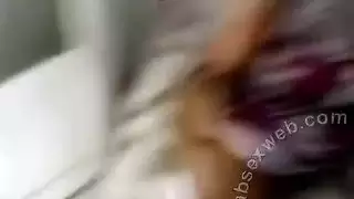 مقطع إباحي: فرج المراهقة العربية يُداعب بعمق