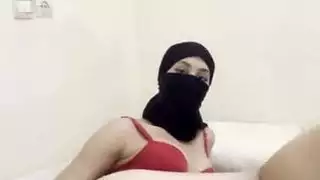 فتاة عربية محتشمة في نقاب تستمني فرجها العصير بإثارة شديدة