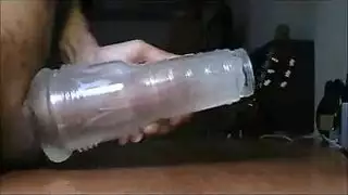 الفتاة تدفع فرشاة الشعر بعمق – استمناء بلعبة شرجية