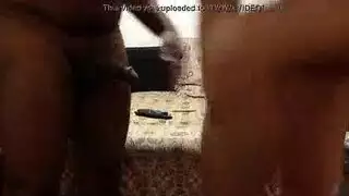 مشاركة الزوجة الساخنة: زوجة الأب تأخذ قضيبين في فتحتيها