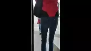 فتاة ذات شعر مجعد وثدي كبيرة تلمس كسها المبلل حتى تبلغ الذروة