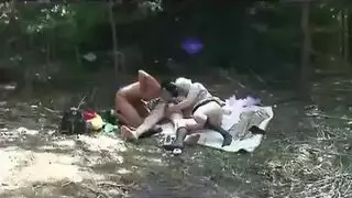 عجوز تمص زب زوجها العجوز و تعطيه المتعة حتى ينتصب و يقذف في فمها