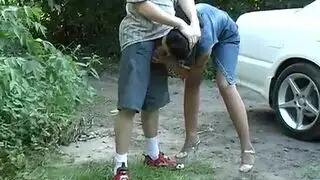 فرنسية تركب الزب في السيارة، ثم تمصه بعمق في الغابة