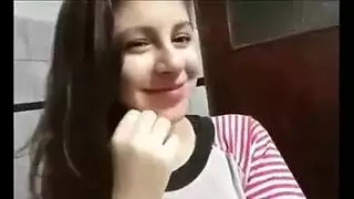 ‫العاهرة زرقاء العيون تأخذ قضيبًا كبيرًا في عرضها المباشر على الكاميرا‬