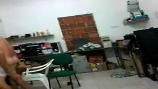 يقبل حبيبته وهي نائمة حتى تهيج