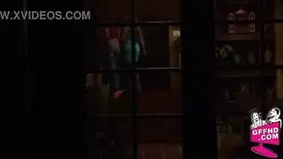سكس سحاقي جامح مع أقضبة صناعية كبيرة