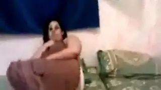 لعبة سرير حميمة: تبادل اللعاب وعض الشفاه في جنس passionate