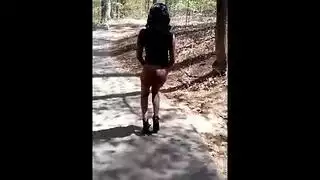 مشهد إباحي صريح مع مراهقة سمراء شابة تعرض أثدائها وفرجها المحلوق