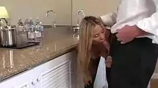 شقراء ذات أثداء كبيرة تستمتع بعمل شرجي قاسٍ