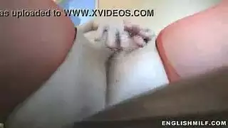 عشيق إنجليزي يحفر فرجها المتدفق بأصابعه