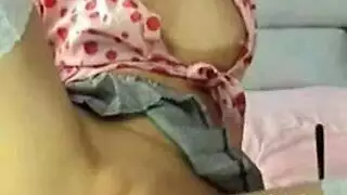 لطيف في سن المراهقة يظهر فرشاة الأسنان اللطيفة الوثن التدخين