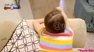 تجد اخوها يستمني و تجلس معه