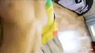 فتاة هواة ساخنة تأخذ عدة قذفات داخلية