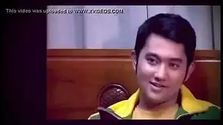 فتاة نوبيان مع نظارات العملاقة هي ركوب أصابعها بينما أصدق صديقها بالإصبع كس الرطب