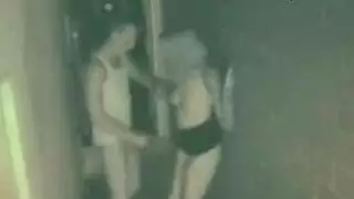 أم شقراء في زي السجن تئن أثناء شرج مزدوج واختراق بالآلة