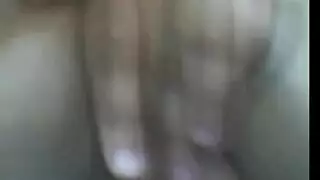 فتاة تايلاندية ترى قضيباً صلباً كبيراً، تنتهي بأخذ دك عنيف من الخلف