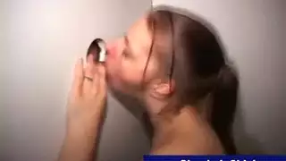 عاهرة هواة تأخذ وجهها بقضيب ضخم، ثم تُحشى مزدوجًا حتى تختنق بالسائل المنوي الساخن