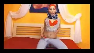 أجمل اغراء شرموطة محجبة تعرض نفسها امام الويب كام | اغراء محجبات