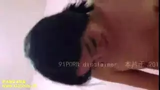 العارضة العاهرة فيرا تركب القضيب حتى تبلغ النشوة بقوة