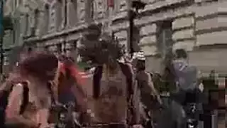 زنا وإثارة: جنس جماعي قاس في صالون التدليك