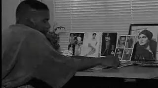 إباحية شهوانية: شاب مثير يصب الزجاج على قضيبه الصلب