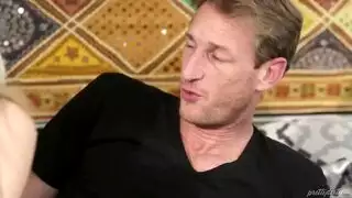 فتاة تكتشف أن أبيها منتفع بسروالها، تسمح له بملء مهبلها المراهق