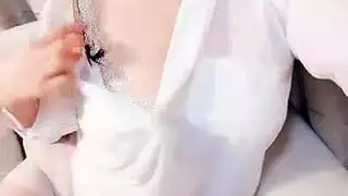 نينيا البريئة تختنق بالعضو قبل ممارسة جنس عنيف في الحمام