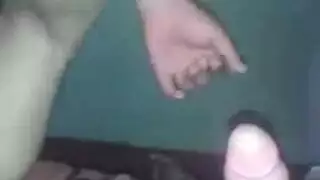 جماع فتاة مثيرة في فتحاتها الضيقة على سرير المساج الجلدي