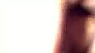 إلهة سمراء كبيرة الصدر تُهيمن عليها في جلسة إباحية قوية