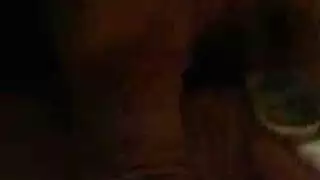 زوجة مثيرة تُلمس بعمق بينما رجل آخر يلف جسدها