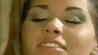 العرض المسرحي يتحول إلى إباحي بينما تشارلي تمارس الجنس الشرجي