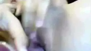 عاهرة آسيوية شابة تثير المشاهدين وتستمني على الكاميرا