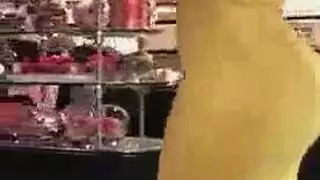 حركة ثلاثية حارة: فتاة في فستان تأخذ قضيبين صلبين